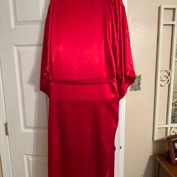 Lovely Frederick’s of Hollywood full length red satin robe with belt & pocket - Picture 2 of 4